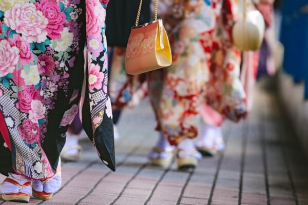 成人式の振袖どうする？放置で後悔する前に知るべき処分と買取 成人式で着た振袖、クローゼットの奥で眠ったままになっていませんか？ 「いつか娘が着るかも」「大切な思い出だから」と保管し続けている方は多いのですが、適切な手入れをしないまま放置すると、カビやシミで取り返しのつかない状態になってしまうことも。 購入時に数十万円から数百万円もした大切な振袖が、気づいたときには価値を失っているかもしれません。 この記事では、振袖を処分すべきか悩んでいる方に向けて、後悔しない選択肢をご紹介します。 買取、リメイク、譲渡など、それぞれのメリット・デメリットを比較しながら、あなたの振袖を最も有効活用できる方法を見つけていきましょう。 成人式の振袖、そのままクローゼットに眠っていませんか? 成人式で着た振袖、あれから何年もクローゼットの奥にしまったままになっていませんか？ しかし、適切な処置をせずに放置すると、大切な振袖が取り返しのつかない状態になってしまう可能性があります。 振袖は購入時に数十万円から数百万円という高額な投資をしているケースが多く、そのまま眠らせておくのは非常にもったいない状態です。 振袖を放置する人が多い3つの理由 多くの方が振袖を放置してしまう理由として、まず「思い出の品だから手放しにくい」という心理的な抵抗があります。 成人式という人生の節目で着た特別な衣装は、単なる着物以上の価値を持っているため、処分することに罪悪感を感じる方が多いのです。 次に「将来娘や孫が着るかもしれない」という期待があります。 しかし、実際には時代とともにデザインの好みが変わり、サイズが合わないケースも多く、結局着られないことが少なくありません。 流行の柄や色合いは10年、20年経つと古臭く見えてしまうこともあります。 そして「処分方法がわからない」「どこに相談すればいいかわからない」という情報不足も大きな要因。 振袖は普通の洋服とは違い、専門的な知識が必要なため、処分のハードルが高く感じられてしまうのです。 放置した振袖に起こる劣化のリスク 振袖を適切に保管しないまま放置すると、さまざまな劣化が進行します。最も多いのが「カビ」の発生です。湿気の多い日本の気候では、桐箪笥など適切な保管環境でないと、数年でカビが生えてしまうことがあります。一度カビが発生すると、シミとして残り、買取価格が大幅に下がるか、買取自体を断られることもあります。 また、「変色」や「色あせ」も深刻な問題です。特に正絹の振袖は、光や湿気、時間の経過により徐々に色が変化します。金彩や刺繍の部分が変色すると、修復には高額な費用がかかります。さらに、長期間折りたたんだままにしておくと、折り目部分が傷んで「折れシワ」が残り、これも価値を下げる要因になります。 虫食いも見逃せないリスクです。防虫剤を定期的に交換していないと、大切な振袖に穴が開いてしまう可能性があります。一箇所でも虫食いがあると、買取価格は大きく下がってしまいます。 「いつか使う」は危険!早めの決断が重要な理由 「いつか使うかもしれない」と先延ばしにすることは、実は最も損をする選択かもしれません。振袖の買取市場では、状態の良さが価格を大きく左右します。購入から5年以内の美品であれば高額査定が期待できますが、10年、20年と経過するほど、どんなに大切に保管していても経年劣化は避けられません。 また、振袖の流行やデザインのトレンドも変化します。現在人気のある色柄でも、数年後には需要が減少し、買取価格が下がる可能性があります。特に古典柄ではなく、流行を取り入れたモダンなデザインの振袖は、時代遅れになりやすい傾向があります。 さらに、定期的なメンテナンスには手間とコストがかかります。年に一度の虫干し、防虫剤の交換、専門業者によるクリーニングなど、適切に保管するには継続的な努力が必要です。使う予定がないのであれば、早めに手放して次の持ち主に活用してもらう方が、振袖にとっても幸せな選択といえるでしょう。 振袖の処分方法5選!メリット・デメリット徹底比較 振袖を手放すと決めたら、次に考えるべきは「どの方法で処分するか」です。それぞれの方法にはメリットとデメリットがあるため、ご自身の状況や優先順位に合わせて選ぶことが大切です。 買取専門店に売却する方法 着物買取専門店は、振袖の処分方法として最もおすすめの選択肢です。専門の査定士が適正な価格を提示してくれるため、振袖の価値を正当に評価してもらえます。特に有名作家の作品や、伝統工芸品として認められているブランド振袖は、専門店でなければ価値が正しく評価されません。 買取専門店のメリットは、出張買取や宅配買取など、自宅にいながら査定・買取が完了する便利さです。重い振袖を持ち運ぶ必要がなく、忙しい方でも利用しやすいのが特徴です。査定は無料のことが多く、金額に納得できなければキャンセルも可能です。 デメリットとしては、業者によって査定額に差があることです。そのため、複数の業者に査定を依頼して比較することが重要になります。また、ノーブランドの振袖や状態が悪いものは、期待よりも低い査定額になることもあります。 リサイクルショップ・フリマアプリで売る 一般的なリサイクルショップやメルカリ、ラクマなどのフリマアプリを利用する方法もあります。フリマアプリの最大のメリットは、自分で価格を設定できることです。買い手と直接やり取りできるため、振袖の魅力をしっかり伝えられれば、納得のいく価格で売却できる可能性があります。 ただし、振袖は高額商品のため、購入希望者が現れるまでに時間がかかることがあります。写真撮影、商品説明の作成、購入者とのやり取り、梱包、発送など、すべて自分で行う必要があり、手間がかかるのがデメリットです。また、着物の知識がない購入者とのトラブルや、返品要求などのリスクも考慮する必要があります。 リサイクルショップは持ち込みやすい反面、着物専門ではないため査定額が低くなりがちです。振袖の価値を正確に評価できるスタッフがいない場合、本来の価値よりもかなり安い金額を提示されることもあります。 リメイク・仕立て直しで新しい形に 振袖を完全に手放すのではなく、別の形に生まれ変わらせる選択肢もあります。振袖の美しい生地を活用して、訪問着や付け下げに仕立て直せば、今後も着用する機会が増えます。また、バッグや日傘、クッションカバーなどの小物にリメイクすることで、日常生活で思い出の品を使い続けることができます。 リメイクのメリットは、思い出を残しながら実用的に活用できることです。特に柄が気に入っている場合や、亡くなった家族の振袖など、感情的な価値が高い場合には最適な選択です。最近では、振袖リメイクを専門に扱う業者も増えており、洋服やインテリアアイテムへの加工も可能です。 デメリットは、リメイクや仕立て直しにはコストがかかることです。訪問着への仕立て直しで5万円?10万円、小物へのリメイクでも数千円?数万円の費用が必要になります。また、完成までに時間がかかることも考慮しなければなりません。 振袖買取で損しない!高く売れる振袖の条件とは 振袖を買取に出すなら、できるだけ高く売りたいと思うのは当然です。買取価格は振袖の状態や種類によって大きく変わります。高額査定につながる条件を知っておくことで、より良い結果を得られるでしょう。 高額査定が期待できる振袖の特徴 最も高額査定が期待できるのは、有名作家や老舗呉服店のブランド振袖です。京友禅や加賀友禅などの伝統工芸品、また久保田一竹や羽田登喜男などの著名作家の作品は、中古市場でも高い需要があります。証紙や落款があれば、必ず一緒に査定に出しましょう。 正絹100%の振袖は、ポリエステル製に比べて圧倒的に高値がつきます。絹特有の光沢と質感は、着物愛好家に高く評価されます。また、手描き友禅や手刺繍が施された振袖は、機械染めや印刷のものより価値が高くなります。 色柄に関しては、赤や古典柄の振袖は定番として常に需要があり、高額査定の対象になりやすいです。逆に、あまりに個性的すぎるデザインや、流行を強く反映したデザインは、需要が限定的で査定額が下がる傾向があります。サイズは、身長155cm?165cm程度の標準的なサイズが最も需要が高く、極端に大きいまたは小さいサイズは買取価格が下がることがあります。 買取価格を下げてしまうNG保管方法 振袖の買取価格を下げてしまう最大の要因は「状態の悪さ」です。カビ、シミ、変色、虫食い、強い臭い(防虫剤や香水、タバコ臭など)があると、大幅な減額または買取不可になります。 ビニール袋での保管は絶対に避けるべきです。通気性がないため、湿気がこもってカビの原因になります。着物は必ず「たとう紙」に包んで保管し、定期的にたとう紙も交換する必要があります。 また、直射日光が当たる場所や、湿気の多い場所での保管も厳禁です。クローゼットの奥深くにしまい込んで何年も開けない、というのも危険です。年に一度は虫干しをして、状態をチェックすることが大切です。防虫剤を複数種類混ぜて使用すると化学反応でシミができることがあるため、同じ種類のものを使用しましょう。 査定前にやっておくべき3つの準備 買取査定に出す前に、できる範囲で準備をしておくと、査定額アップにつながります。まず、振袖を広げて状態を確認しましょう。小さなシミや汚れがあれば、専門のクリーニングに出すことを検討してください。ただし、自己判断で洗濯やシミ抜きをするのは絶対にNGです。かえって状態を悪化させてしまう可能性があります。 次に、購入時の証紙、証明書、たとう紙などの付属品を揃えましょう。特に有名作家やブランドの証明書は、査定額に大きく影響します。また、帯や帯締め、帯揚げなどの小物が揃っていると、セット査定でプラスになることがあります。 最後に、複数の買取業者に査定を依頼する準備をしましょう。最低でも2?3社に見積もりを取ることで、適正価格を把握でき、最も高い査定額を提示してくれる業者を選ぶことができます。[cc id=277] 振袖買取サービスの選び方と注意点 振袖買取サービスは数多く存在しますが、業者選びを間違えると、適正価格よりもずっと安く買い叩かれてしまう可能性があります。信頼できる業者を見極めるポイントを押さえておきましょう。 信頼できる買取業者を見極めるポイント まず確認すべきは「古物商許可証」の有無です。買取業を営むには都道府県公安委員会の許可が必要で、許可番号をホームページなどで公開している業者は信頼性が高いといえます。また、着物専門の査定士が在籍しているかどうかも重要なポイントです。 口コミや評判も参考になります。ただし、極端に良い口コミばかり、または悪い口コミばかりのサイトは注意が必要です。第三者の客観的なレビューサイトなどで、バランスの取れた評価を確認しましょう。 査定料、出張料、キャンセル料が無料であることも重要です。見積もり後に「査定料がかかります」「キャンセルなら出張料を請求します」と言われるトラブルもあるため、事前に料金体系を明確にしている業者を選びましょう。 また、査定額の根拠を丁寧に説明してくれる業者は信頼できます。「これは〇〇だから価値が高い」「この部分に難があるので減額」など、明確な理由を示してくれる業者を選ぶべきです。 出張買取・宅配買取・店頭買取の違いと選び方 出張買取は、査定士が自宅まで来てくれるサービスです。重い振袖を運ぶ手間がなく、その場で現金化できるのがメリットです。忙しい方や、複数の着物をまとめて売りたい方に適しています。デメリットは、自宅に他人を入れることへの抵抗感がある方には向かないことです。 宅配買取は、振袖を段ボールに詰めて送るだけで査定してもらえます。対面でのやり取りが不要で、自分のペースで進められるのがメリットです。ただし、梱包の手間がかかることや、査定額に納得できない場合の返送料が自己負担になるケースもあるため、事前に確認が必要です。 店頭買取は、実店舗に直接持ち込む方法です。その場ですぐに査定してもらえ、質問もしやすいメリットがあります。ただし、振袖は重くかさばるため、持ち運びが大変です。近くに信頼できる店舗がある場合に適した方法です。 複数社の査定を比較すべき理由 振袖の買取価格は業者によって大きく異なることがあります。同じ振袖でも、A社では3万円、B社では5万円、C社では8万円という差が出ることも珍しくありません。これは、各業者の販売ルートや在庫状況、得意とする着物の種類が異なるためです。 最低でも2?3社に査定を依頼することで、相場観が掴めます。また、他社の査定額を伝えることで、価格交渉の材料にもなります。「〇〇社では〇万円と言われたのですが」と伝えることで、査定額がアップすることもあります。 ただし、あまりに多くの業者に依頼すると時間と手間がかかりすぎるため、3?4社程度が現実的です。インターネットで一括査定サービスを利用するのも効率的な方法です。[cc id=277] 振袖を手放す前に確認したいこと 買取に出す前に、本当に手放して後悔しないか、もう一度立ち止まって考えることも大切です。振袖は一度手放すと二度と戻ってこない、かけがえのない品だからです。 家族や親族に譲る選択肢も検討する 娘さんや姪御さんなど、将来成人式を迎える親族がいる場合は、譲ることを検討してみてはいかがでしょうか。最近では、母や祖母の振袖を受け継ぐ「ママ振」「グランマ振」がトレンドになっており、むしろ新品を購入するよりも価値があると考える方も増えています。 家族で振袖を受け継ぐことは、単なる節約以上の意味があります。「お母さんもこの振袖を着たんだよ」という物語は、成人式をより特別なものにしてくれます。サイズが合わない場合でも、仕立て直しをすれば着用可能です。 ただし、押し付けは禁物です。若い世代には自分で選びたいという気持ちもあるため、「もし気に入ったら着てね」程度の提案に留め、本人の意思を尊重することが大切です。 思い出として残す部分的保管のアイデア 振袖全体を保管し続けるのは大変ですが、一部だけを思い出として残す方法もあります。例えば、振袖の柄の美しい部分を額装して、インテリアとして飾る方法があります。アート作品のように壁に飾ることで、いつでも思い出を振り返ることができます。 また、振袖の生地を小さくカットして、写真と一緒にアルバムに保管する方法もあります。これなら場所を取らず、成人式の写真と一緒に大切に保管できます。 最近では、振袖を着用した姿を高画質で撮影し、フォトブックにするサービスも人気です。物理的には手放しても、美しい写真として永遠に残せるため、心理的な負担が軽くなります。 買取以外の処分方法(寄付・譲渡)の選択肢 買取価格がつかない振袖や、金銭よりも社会貢献を優先したい場合は、寄付や譲渡という選択肢もあります。NPO団体や福祉施設などでは、成人式を迎える経済的に困難な状況にある若者のために、振袖の寄付を受け付けているところがあります。 また、海外では日本の着物文化に興味を持つ方が多く、国際交流団体を通じて寄付することもできます。あなたの振袖が、海外で日本文化を伝える役割を果たすかもしれません。 地域のリサイクル活動や、着物好きのコミュニティで無償譲渡する方法もあります。SNSや地域の掲示板で「振袖を必要としている方に譲ります」と呼びかければ、喜んで引き取ってくれる方が見つかることもあります。[cc id=277] 振袖の処分まとめ 成人式の振袖は、思い出の詰まった大切な品ですが、適切な処置をせずに放置すると劣化が進み、いざ処分しようとしたときに価値が大きく下がってしまいます。「いつか使うかも」と先延ばしにせず、早めに決断することが重要です。 振袖の処分方法には、買取専門店への売却、フリマアプリでの販売、リメイク、家族への譲渡、寄付など、さまざまな選択肢があります。それぞれにメリット・デメリットがあるため、ご自身の状況や優先順位に合わせて最適な方法を選びましょう。 買取を選ぶ場合は、有名作家やブランド、正絹、状態の良さが高額査定のポイントです。複数の業者に査定を依頼して比較し、信頼できる業者を選ぶことで、適正価格での売却が可能になります。 振袖は一度手放すと戻ってきません。後悔しないよう、家族とも相談しながら、じっくり検討して決断してください。あなたの大切な振袖が、次の持ち主のもとで再び輝くことを願っています。[cc id=277]