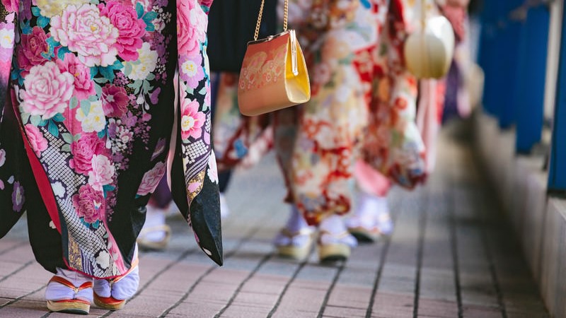 成人式の振袖どうする？放置で後悔する前に知るべき処分と買取 成人式で着た振袖、クローゼットの奥で眠ったままになっていませんか？ 「いつか娘が着るかも」「大切な思い出だから」と保管し続けている方は多いのですが、適切な手入れをしないまま放置すると、カビやシミで取り返しのつかない状態になってしまうことも。 購入時に数十万円から数百万円もした大切な振袖が、気づいたときには価値を失っているかもしれません。 この記事では、振袖を処分すべきか悩んでいる方に向けて、後悔しない選択肢をご紹介します。 買取、リメイク、譲渡など、それぞれのメリット・デメリットを比較しながら、あなたの振袖を最も有効活用できる方法を見つけていきましょう。 成人式の振袖、そのままクローゼットに眠っていませんか? 成人式で着た振袖、あれから何年もクローゼットの奥にしまったままになっていませんか？ しかし、適切な処置をせずに放置すると、大切な振袖が取り返しのつかない状態になってしまう可能性があります。 振袖は購入時に数十万円から数百万円という高額な投資をしているケースが多く、そのまま眠らせておくのは非常にもったいない状態です。 振袖を放置する人が多い3つの理由 多くの方が振袖を放置してしまう理由として、まず「思い出の品だから手放しにくい」という心理的な抵抗があります。 成人式という人生の節目で着た特別な衣装は、単なる着物以上の価値を持っているため、処分することに罪悪感を感じる方が多いのです。 次に「将来娘や孫が着るかもしれない」という期待があります。 しかし、実際には時代とともにデザインの好みが変わり、サイズが合わないケースも多く、結局着られないことが少なくありません。 流行の柄や色合いは10年、20年経つと古臭く見えてしまうこともあります。 そして「処分方法がわからない」「どこに相談すればいいかわからない」という情報不足も大きな要因。 振袖は普通の洋服とは違い、専門的な知識が必要なため、処分のハードルが高く感じられてしまうのです。 放置した振袖に起こる劣化のリスク 振袖を適切に保管しないまま放置すると、さまざまな劣化が進行します。最も多いのが「カビ」の発生です。湿気の多い日本の気候では、桐箪笥など適切な保管環境でないと、数年でカビが生えてしまうことがあります。一度カビが発生すると、シミとして残り、買取価格が大幅に下がるか、買取自体を断られることもあります。 また、「変色」や「色あせ」も深刻な問題です。特に正絹の振袖は、光や湿気、時間の経過により徐々に色が変化します。金彩や刺繍の部分が変色すると、修復には高額な費用がかかります。さらに、長期間折りたたんだままにしておくと、折り目部分が傷んで「折れシワ」が残り、これも価値を下げる要因になります。 虫食いも見逃せないリスクです。防虫剤を定期的に交換していないと、大切な振袖に穴が開いてしまう可能性があります。一箇所でも虫食いがあると、買取価格は大きく下がってしまいます。 「いつか使う」は危険!早めの決断が重要な理由 「いつか使うかもしれない」と先延ばしにすることは、実は最も損をする選択かもしれません。振袖の買取市場では、状態の良さが価格を大きく左右します。購入から5年以内の美品であれば高額査定が期待できますが、10年、20年と経過するほど、どんなに大切に保管していても経年劣化は避けられません。 また、振袖の流行やデザインのトレンドも変化します。現在人気のある色柄でも、数年後には需要が減少し、買取価格が下がる可能性があります。特に古典柄ではなく、流行を取り入れたモダンなデザインの振袖は、時代遅れになりやすい傾向があります。 さらに、定期的なメンテナンスには手間とコストがかかります。年に一度の虫干し、防虫剤の交換、専門業者によるクリーニングなど、適切に保管するには継続的な努力が必要です。使う予定がないのであれば、早めに手放して次の持ち主に活用してもらう方が、振袖にとっても幸せな選択といえるでしょう。 振袖の処分方法5選!メリット・デメリット徹底比較 振袖を手放すと決めたら、次に考えるべきは「どの方法で処分するか」です。それぞれの方法にはメリットとデメリットがあるため、ご自身の状況や優先順位に合わせて選ぶことが大切です。 買取専門店に売却する方法 着物買取専門店は、振袖の処分方法として最もおすすめの選択肢です。専門の査定士が適正な価格を提示してくれるため、振袖の価値を正当に評価してもらえます。特に有名作家の作品や、伝統工芸品として認められているブランド振袖は、専門店でなければ価値が正しく評価されません。 買取専門店のメリットは、出張買取や宅配買取など、自宅にいながら査定・買取が完了する便利さです。重い振袖を持ち運ぶ必要がなく、忙しい方でも利用しやすいのが特徴です。査定は無料のことが多く、金額に納得できなければキャンセルも可能です。 デメリットとしては、業者によって査定額に差があることです。そのため、複数の業者に査定を依頼して比較することが重要になります。また、ノーブランドの振袖や状態が悪いものは、期待よりも低い査定額になることもあります。 リサイクルショップ・フリマアプリで売る 一般的なリサイクルショップやメルカリ、ラクマなどのフリマアプリを利用する方法もあります。フリマアプリの最大のメリットは、自分で価格を設定できることです。買い手と直接やり取りできるため、振袖の魅力をしっかり伝えられれば、納得のいく価格で売却できる可能性があります。 ただし、振袖は高額商品のため、購入希望者が現れるまでに時間がかかることがあります。写真撮影、商品説明の作成、購入者とのやり取り、梱包、発送など、すべて自分で行う必要があり、手間がかかるのがデメリットです。また、着物の知識がない購入者とのトラブルや、返品要求などのリスクも考慮する必要があります。 リサイクルショップは持ち込みやすい反面、着物専門ではないため査定額が低くなりがちです。振袖の価値を正確に評価できるスタッフがいない場合、本来の価値よりもかなり安い金額を提示されることもあります。 リメイク・仕立て直しで新しい形に 振袖を完全に手放すのではなく、別の形に生まれ変わらせる選択肢もあります。振袖の美しい生地を活用して、訪問着や付け下げに仕立て直せば、今後も着用する機会が増えます。また、バッグや日傘、クッションカバーなどの小物にリメイクすることで、日常生活で思い出の品を使い続けることができます。 リメイクのメリットは、思い出を残しながら実用的に活用できることです。特に柄が気に入っている場合や、亡くなった家族の振袖など、感情的な価値が高い場合には最適な選択です。最近では、振袖リメイクを専門に扱う業者も増えており、洋服やインテリアアイテムへの加工も可能です。 デメリットは、リメイクや仕立て直しにはコストがかかることです。訪問着への仕立て直しで5万円?10万円、小物へのリメイクでも数千円?数万円の費用が必要になります。また、完成までに時間がかかることも考慮しなければなりません。 振袖買取で損しない!高く売れる振袖の条件とは 振袖を買取に出すなら、できるだけ高く売りたいと思うのは当然です。買取価格は振袖の状態や種類によって大きく変わります。高額査定につながる条件を知っておくことで、より良い結果を得られるでしょう。 高額査定が期待できる振袖の特徴 最も高額査定が期待できるのは、有名作家や老舗呉服店のブランド振袖です。京友禅や加賀友禅などの伝統工芸品、また久保田一竹や羽田登喜男などの著名作家の作品は、中古市場でも高い需要があります。証紙や落款があれば、必ず一緒に査定に出しましょう。 正絹100%の振袖は、ポリエステル製に比べて圧倒的に高値がつきます。絹特有の光沢と質感は、着物愛好家に高く評価されます。また、手描き友禅や手刺繍が施された振袖は、機械染めや印刷のものより価値が高くなります。 色柄に関しては、赤や古典柄の振袖は定番として常に需要があり、高額査定の対象になりやすいです。逆に、あまりに個性的すぎるデザインや、流行を強く反映したデザインは、需要が限定的で査定額が下がる傾向があります。サイズは、身長155cm?165cm程度の標準的なサイズが最も需要が高く、極端に大きいまたは小さいサイズは買取価格が下がることがあります。 買取価格を下げてしまうNG保管方法 振袖の買取価格を下げてしまう最大の要因は「状態の悪さ」です。カビ、シミ、変色、虫食い、強い臭い(防虫剤や香水、タバコ臭など)があると、大幅な減額または買取不可になります。 ビニール袋での保管は絶対に避けるべきです。通気性がないため、湿気がこもってカビの原因になります。着物は必ず「たとう紙」に包んで保管し、定期的にたとう紙も交換する必要があります。 また、直射日光が当たる場所や、湿気の多い場所での保管も厳禁です。クローゼットの奥深くにしまい込んで何年も開けない、というのも危険です。年に一度は虫干しをして、状態をチェックすることが大切です。防虫剤を複数種類混ぜて使用すると化学反応でシミができることがあるため、同じ種類のものを使用しましょう。 査定前にやっておくべき3つの準備 買取査定に出す前に、できる範囲で準備をしておくと、査定額アップにつながります。まず、振袖を広げて状態を確認しましょう。小さなシミや汚れがあれば、専門のクリーニングに出すことを検討してください。ただし、自己判断で洗濯やシミ抜きをするのは絶対にNGです。かえって状態を悪化させてしまう可能性があります。 次に、購入時の証紙、証明書、たとう紙などの付属品を揃えましょう。特に有名作家やブランドの証明書は、査定額に大きく影響します。また、帯や帯締め、帯揚げなどの小物が揃っていると、セット査定でプラスになることがあります。 最後に、複数の買取業者に査定を依頼する準備をしましょう。最低でも2?3社に見積もりを取ることで、適正価格を把握でき、最も高い査定額を提示してくれる業者を選ぶことができます。[cc id=277] 振袖買取サービスの選び方と注意点 振袖買取サービスは数多く存在しますが、業者選びを間違えると、適正価格よりもずっと安く買い叩かれてしまう可能性があります。信頼できる業者を見極めるポイントを押さえておきましょう。 信頼できる買取業者を見極めるポイント まず確認すべきは「古物商許可証」の有無です。買取業を営むには都道府県公安委員会の許可が必要で、許可番号をホームページなどで公開している業者は信頼性が高いといえます。また、着物専門の査定士が在籍しているかどうかも重要なポイントです。 口コミや評判も参考になります。ただし、極端に良い口コミばかり、または悪い口コミばかりのサイトは注意が必要です。第三者の客観的なレビューサイトなどで、バランスの取れた評価を確認しましょう。 査定料、出張料、キャンセル料が無料であることも重要です。見積もり後に「査定料がかかります」「キャンセルなら出張料を請求します」と言われるトラブルもあるため、事前に料金体系を明確にしている業者を選びましょう。 また、査定額の根拠を丁寧に説明してくれる業者は信頼できます。「これは〇〇だから価値が高い」「この部分に難があるので減額」など、明確な理由を示してくれる業者を選ぶべきです。 出張買取・宅配買取・店頭買取の違いと選び方 出張買取は、査定士が自宅まで来てくれるサービスです。重い振袖を運ぶ手間がなく、その場で現金化できるのがメリットです。忙しい方や、複数の着物をまとめて売りたい方に適しています。デメリットは、自宅に他人を入れることへの抵抗感がある方には向かないことです。 宅配買取は、振袖を段ボールに詰めて送るだけで査定してもらえます。対面でのやり取りが不要で、自分のペースで進められるのがメリットです。ただし、梱包の手間がかかることや、査定額に納得できない場合の返送料が自己負担になるケースもあるため、事前に確認が必要です。 店頭買取は、実店舗に直接持ち込む方法です。その場ですぐに査定してもらえ、質問もしやすいメリットがあります。ただし、振袖は重くかさばるため、持ち運びが大変です。近くに信頼できる店舗がある場合に適した方法です。 複数社の査定を比較すべき理由 振袖の買取価格は業者によって大きく異なることがあります。同じ振袖でも、A社では3万円、B社では5万円、C社では8万円という差が出ることも珍しくありません。これは、各業者の販売ルートや在庫状況、得意とする着物の種類が異なるためです。 最低でも2?3社に査定を依頼することで、相場観が掴めます。また、他社の査定額を伝えることで、価格交渉の材料にもなります。「〇〇社では〇万円と言われたのですが」と伝えることで、査定額がアップすることもあります。 ただし、あまりに多くの業者に依頼すると時間と手間がかかりすぎるため、3?4社程度が現実的です。インターネットで一括査定サービスを利用するのも効率的な方法です。[cc id=277] 振袖を手放す前に確認したいこと 買取に出す前に、本当に手放して後悔しないか、もう一度立ち止まって考えることも大切です。振袖は一度手放すと二度と戻ってこない、かけがえのない品だからです。 家族や親族に譲る選択肢も検討する 娘さんや姪御さんなど、将来成人式を迎える親族がいる場合は、譲ることを検討してみてはいかがでしょうか。最近では、母や祖母の振袖を受け継ぐ「ママ振」「グランマ振」がトレンドになっており、むしろ新品を購入するよりも価値があると考える方も増えています。 家族で振袖を受け継ぐことは、単なる節約以上の意味があります。「お母さんもこの振袖を着たんだよ」という物語は、成人式をより特別なものにしてくれます。サイズが合わない場合でも、仕立て直しをすれば着用可能です。 ただし、押し付けは禁物です。若い世代には自分で選びたいという気持ちもあるため、「もし気に入ったら着てね」程度の提案に留め、本人の意思を尊重することが大切です。 思い出として残す部分的保管のアイデア 振袖全体を保管し続けるのは大変ですが、一部だけを思い出として残す方法もあります。例えば、振袖の柄の美しい部分を額装して、インテリアとして飾る方法があります。アート作品のように壁に飾ることで、いつでも思い出を振り返ることができます。 また、振袖の生地を小さくカットして、写真と一緒にアルバムに保管する方法もあります。これなら場所を取らず、成人式の写真と一緒に大切に保管できます。 最近では、振袖を着用した姿を高画質で撮影し、フォトブックにするサービスも人気です。物理的には手放しても、美しい写真として永遠に残せるため、心理的な負担が軽くなります。 買取以外の処分方法(寄付・譲渡)の選択肢 買取価格がつかない振袖や、金銭よりも社会貢献を優先したい場合は、寄付や譲渡という選択肢もあります。NPO団体や福祉施設などでは、成人式を迎える経済的に困難な状況にある若者のために、振袖の寄付を受け付けているところがあります。 また、海外では日本の着物文化に興味を持つ方が多く、国際交流団体を通じて寄付することもできます。あなたの振袖が、海外で日本文化を伝える役割を果たすかもしれません。 地域のリサイクル活動や、着物好きのコミュニティで無償譲渡する方法もあります。SNSや地域の掲示板で「振袖を必要としている方に譲ります」と呼びかければ、喜んで引き取ってくれる方が見つかることもあります。[cc id=277] 振袖の処分まとめ 成人式の振袖は、思い出の詰まった大切な品ですが、適切な処置をせずに放置すると劣化が進み、いざ処分しようとしたときに価値が大きく下がってしまいます。「いつか使うかも」と先延ばしにせず、早めに決断することが重要です。 振袖の処分方法には、買取専門店への売却、フリマアプリでの販売、リメイク、家族への譲渡、寄付など、さまざまな選択肢があります。それぞれにメリット・デメリットがあるため、ご自身の状況や優先順位に合わせて最適な方法を選びましょう。 買取を選ぶ場合は、有名作家やブランド、正絹、状態の良さが高額査定のポイントです。複数の業者に査定を依頼して比較し、信頼できる業者を選ぶことで、適正価格での売却が可能になります。 振袖は一度手放すと戻ってきません。後悔しないよう、家族とも相談しながら、じっくり検討して決断してください。あなたの大切な振袖が、次の持ち主のもとで再び輝くことを願っています。[cc id=277]